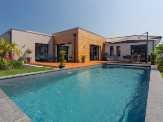 maison-de-plain-pied-style-maisons-du-monde-avec-piscine