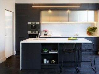 maison-contemporaine-avec-cuisine-equipee-bosch-et-fenetres-schuco