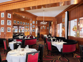 table-pour-2-au-restaurant-le-fouquets-paris