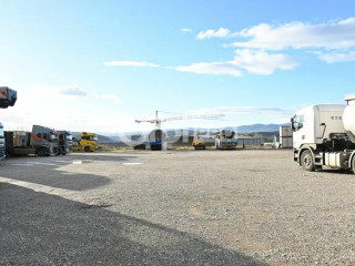 terrain-nu-a-louer-ideal-parking-camions-ou-stockage