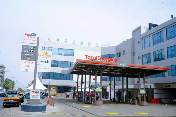 bureau-de-standing-situe-dans-lenceinte-de-la-station-service-totalen-big-0