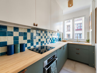 maison-contemporaine-avec-cuisine-ikea-equipee-et-fenetres-velux