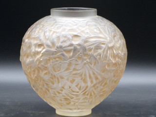 vase-art-deco-en-verre-signe-lalique