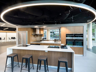 salle-de-reception-haut-de-gamme-cuisine-equipee-electrolux