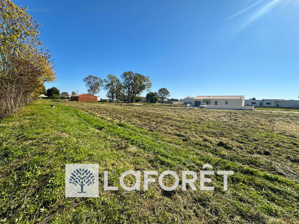 terrain-a-batir-proche-des-ecoles-et-commerces-big-0