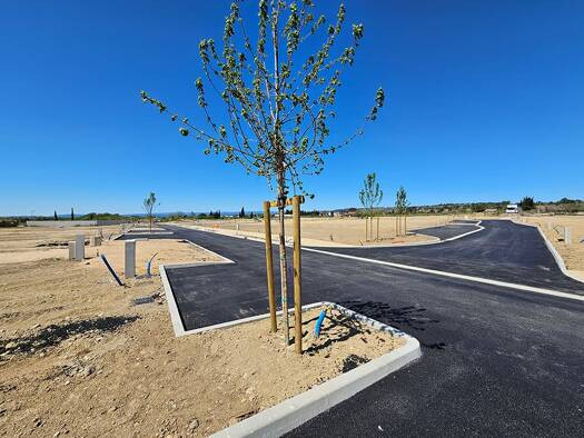 terrain-constructible-800m2-pres-de-la-nissan-technocentre-big-0