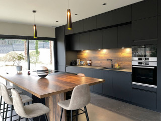 salle-de-reception-haut-de-gamme-avec-cuisine-equipee-bosch-et-siemens