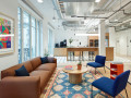 bureau-lumineux-dans-limmeuble-wework-quartier-daffaires-small-0