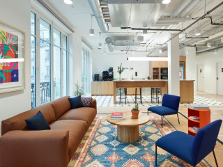 bureau-lumineux-dans-limmeuble-wework-quartier-daffaires
