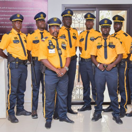 service-de-gardiennage-et-securite-equipe-professionnelle-big-0