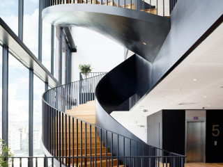 bureaux-lumineux-dans-le-quartier-daffaires-immeuble-vinci