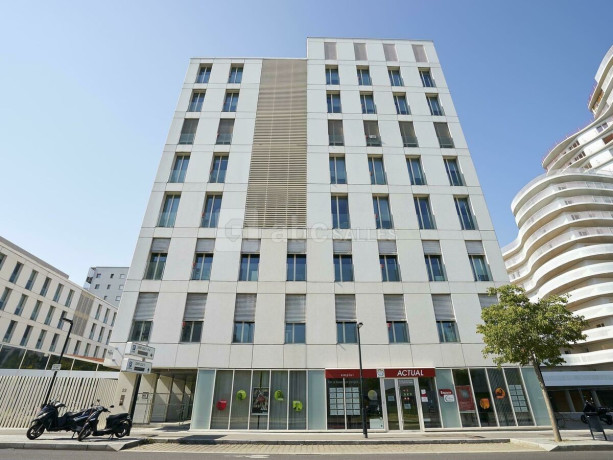 bureau-de-standing-quartier-affaires-proche-gare-tgv-big-0